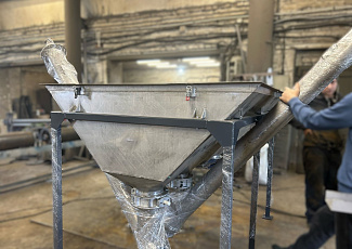 Растариватель биг-бегов в комплекте с четырьмя шнековыми транспортерами